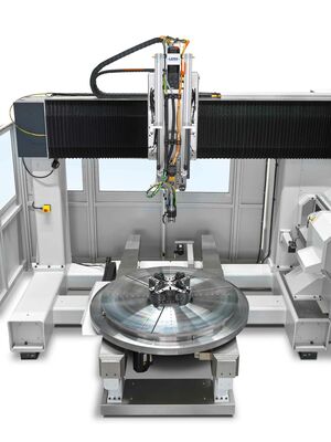 Der Drehtisch der LANG LGR-S wird über ein Subsystem mit eletromechanischem Zylinder EMC um bis zu einem Meter aus der MAschine herausgeschoben.